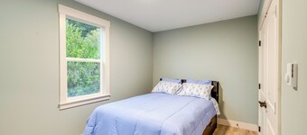 Astoria Home Base w/ River Views, 3 Mi to Dtwn!