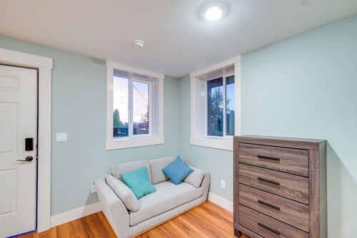 4 Blocks to Riverwalk: Updated Astoria Studio