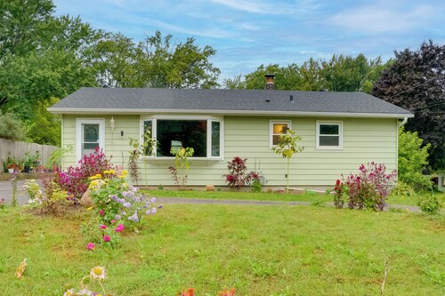 6 Mi to Dtwn St Paul: Family-friendly Home!