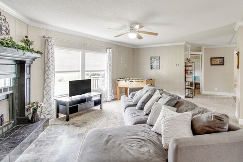 Quiet Family Home in Headland w/ Games & Yard