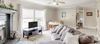 Quiet Family Home in Headland w/ Games & Yard