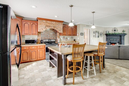 Quiet Family Home in Headland w/ Games & Yard