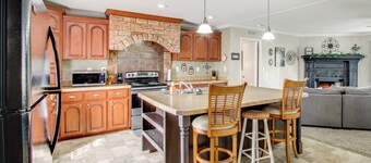 Quiet Family Home in Headland w/ Games & Yard