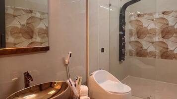 Shower, perlengkapan mandi gratis, pengering rambut, dan handuk