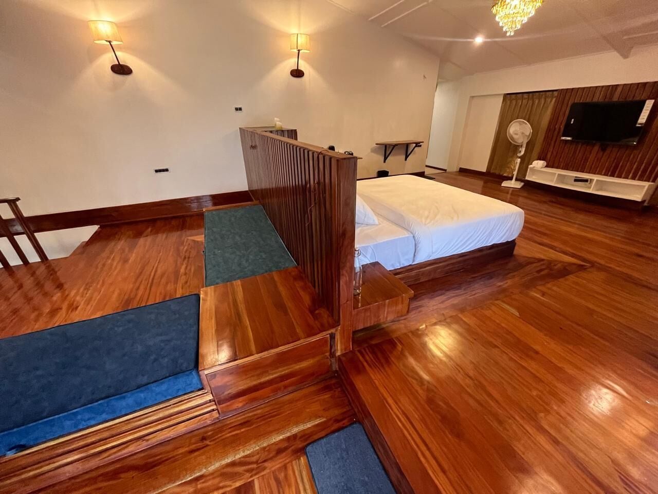 奢华双人房, 阳台, 花园景观 | 办公桌、笔记本电脑工作区、熨斗/熨衣板、免费 WiFi