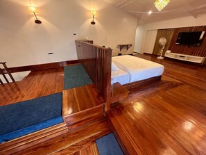 Kamar Double Mewah, balkon, pemandangan kebun | Meja kerja, ruang kerja ramah laptop, dan setrika/meja setrika
