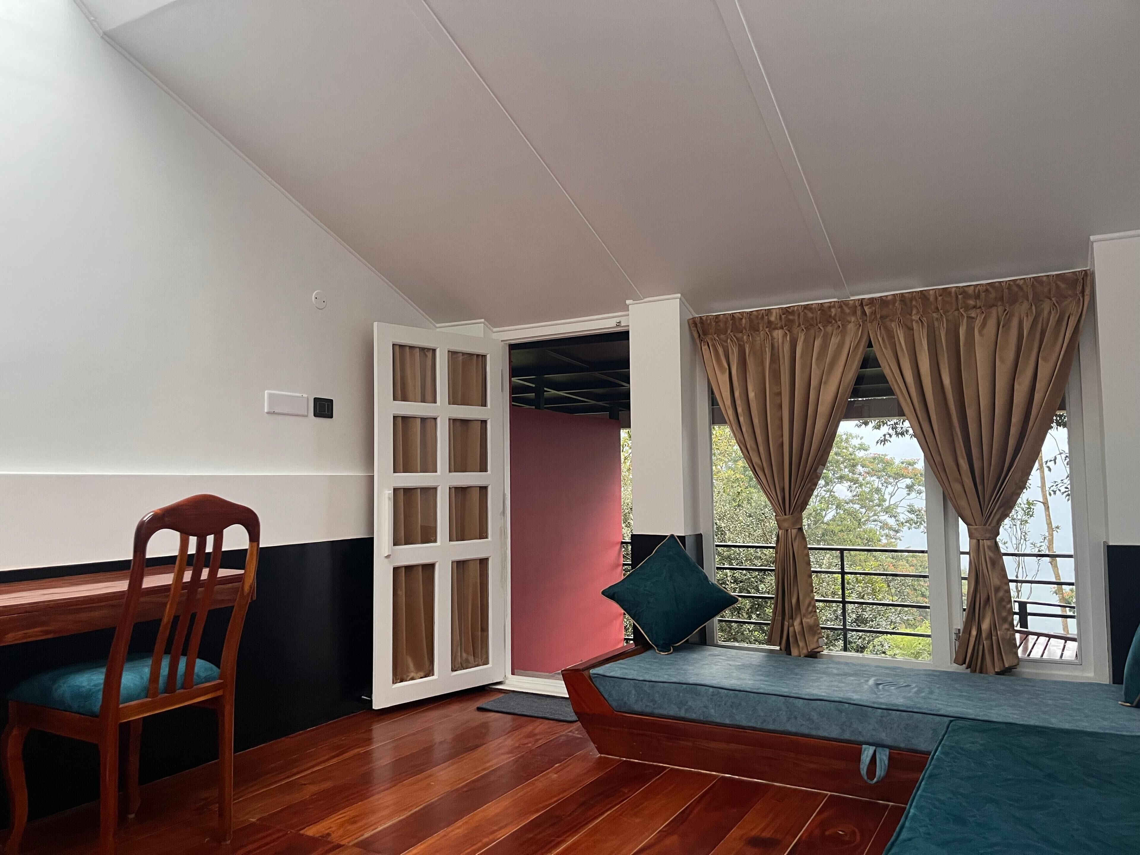 Escritorio y espacio para trabajar con laptop 