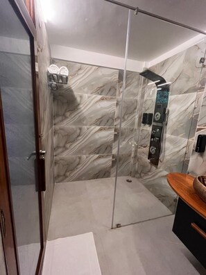 Chambre Double Confort | Salle de bain | Douche, articles de toilette gratuits, sèche-cheveux, chaussons