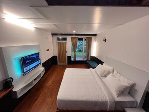 Desk, laptop workspace, iron/ironing board, free WiFi