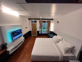 Desk, laptop workspace, iron/ironing board, free WiFi