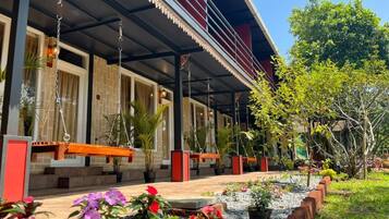 Escritorio y espacio para trabajar con laptop