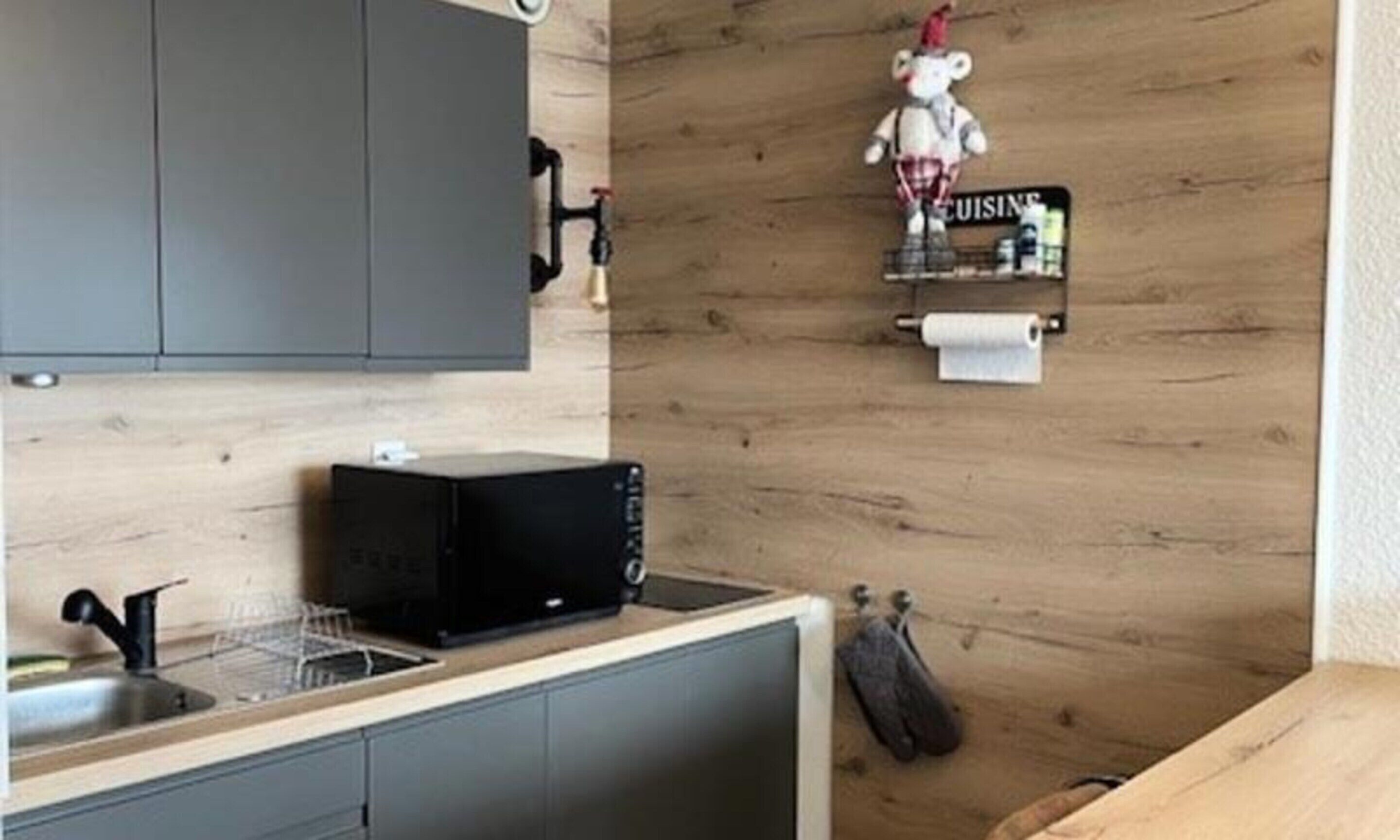 Microwave, cookware/dishes/utensils