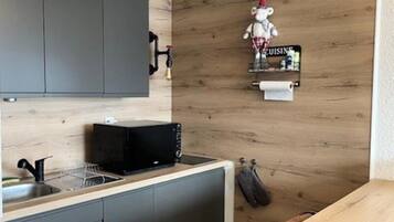 Microwave, cookware/dishes/utensils