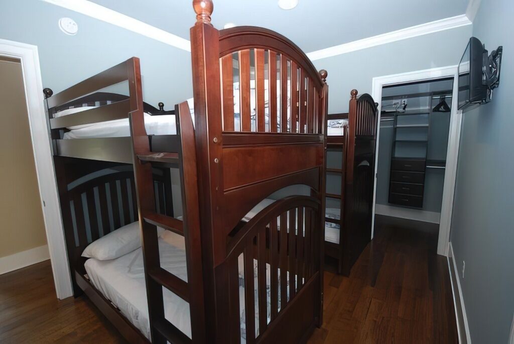 Una habitación con literas y vestidor.