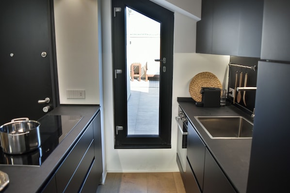 Kühlschrank, Mikrowelle, Ofen, Herdplatte