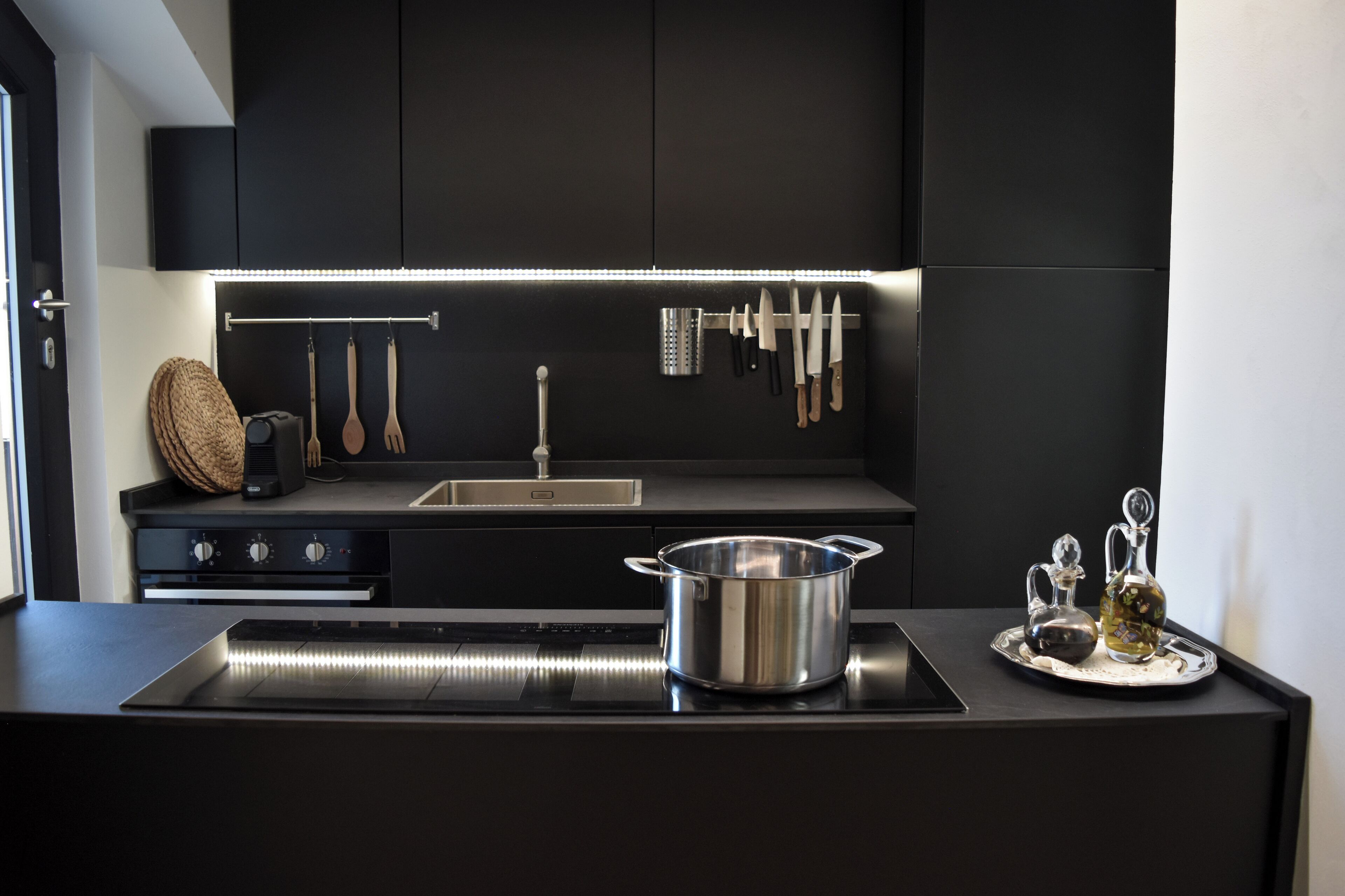 Frigorifero, microonde, forno, piano cottura