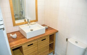 Dusche, Haartrockner, Handtücher, Toilettenpapier