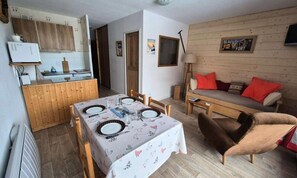 Living area - Holiday Home in Areches Near Ski Slopes (Beaufort)