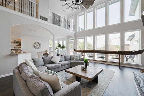 5BR Lakefront Luxury | Pool, Dock & Views