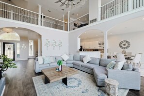 Televisión, chimenea y oficina 