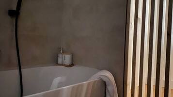 Deluxe Double Room, Garden View | Bathroom