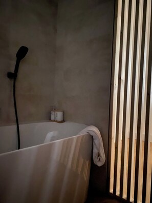 Kahden hengen deluxe-huone, näköala puutarhaan | Kylpyhuone