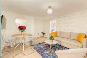Appartement | Coin séjour | TV connectée, Netflix, services de streaming, espaces bureaux