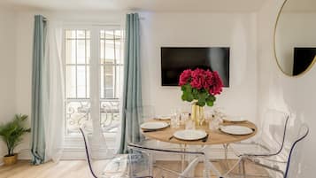 Appartement | Woonruimte | Een 32-inch smart-tv met kabelzenders, Netflix en streamingdiensten