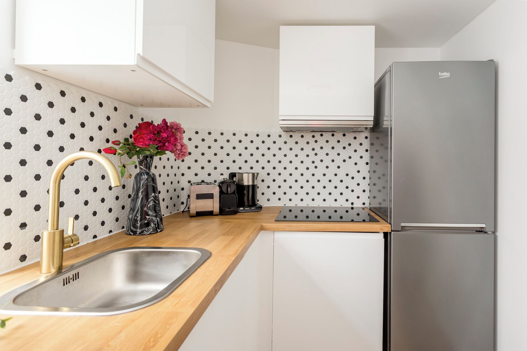 Appartement | Privékeuken | Een koelkast, een microgolfoven, een kookplaat, een waterkoker