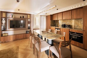 Refrigerador con freezer, microondas, horno, placa de cocina
