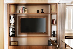 32-inch Smart TV with cable channels, Netflix, streaming services - Merveil - Luxury Suite - Louvre - Rivoli (Paris)