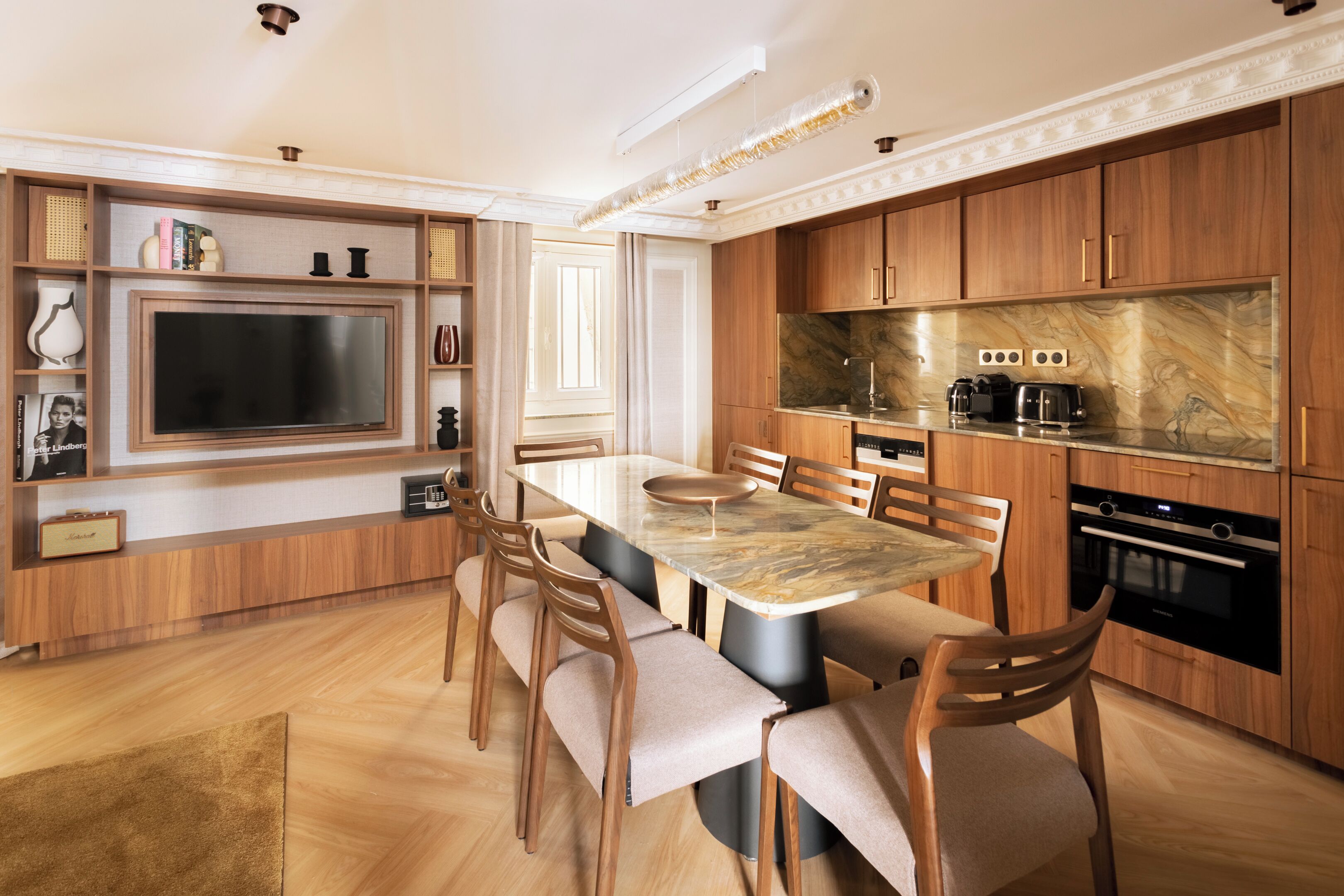 Full-sized fridge, microwave, oven, stovetop