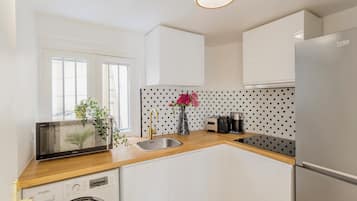 Huoneisto | Yksityinen keittiö | Jääkaappi, mikroaaltouuni, liesi, leivänpaahdin