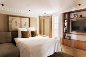 Apartment | Living area | 32-inch Smart TV with cable channels, Netflix, streaming services - Merveil Family Suite - Louvre - Rivoli (Paris)
