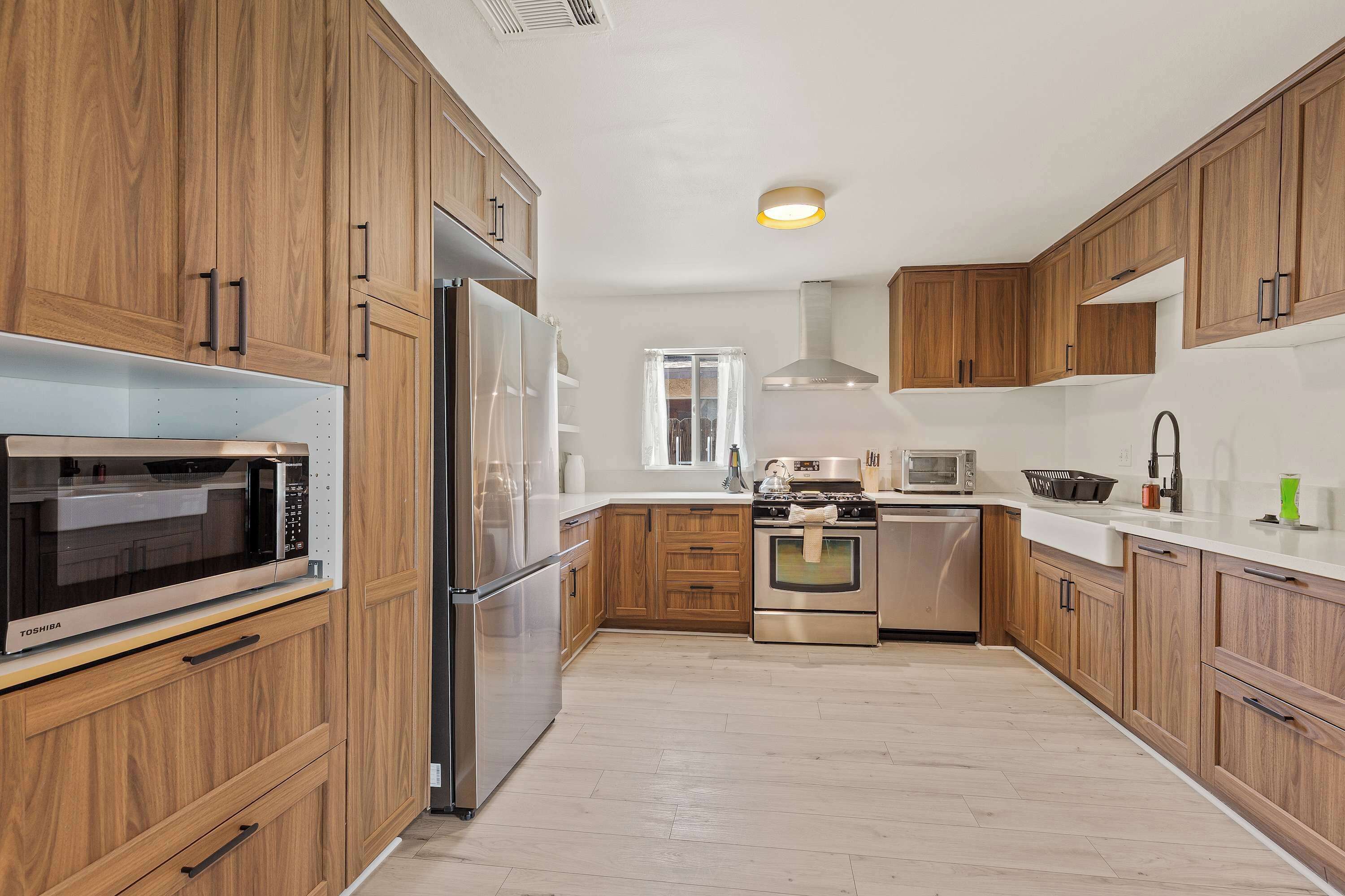 Een koelkast, een magnetron, een oven, een kookplaat