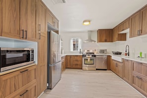 Refrigerador, microondas, horno y parrilla de estufa