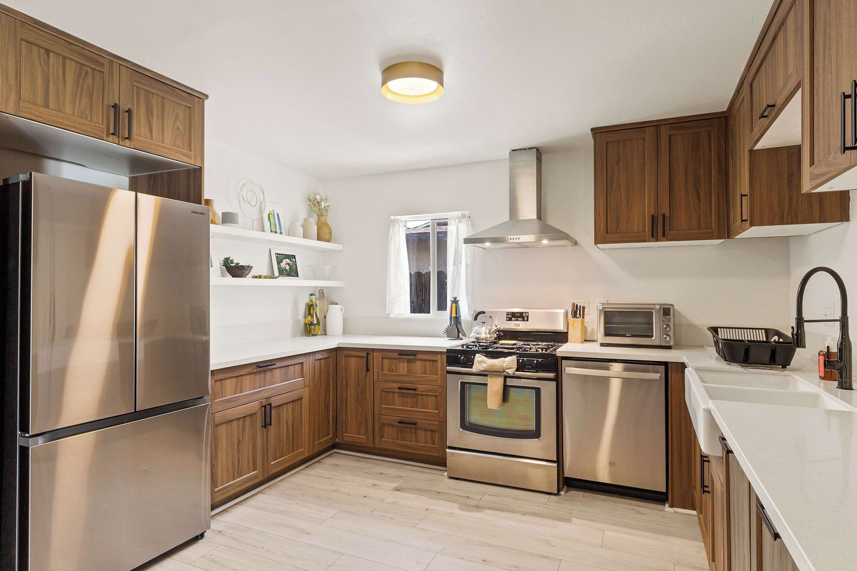 Kjøleskap, mikrobølgeovn, ovn og kokeplater