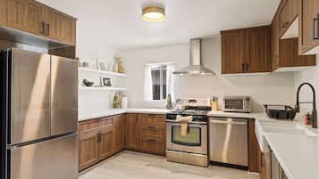 Refrigerador, microondas, horno y parrilla de estufa