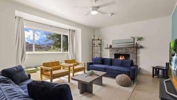 Televisión, chimenea y oficina