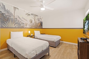 Tabla de planchar con plancha, wifi y ropa de cama