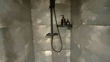 Een douche, een haardroger, handdoeken, zeep