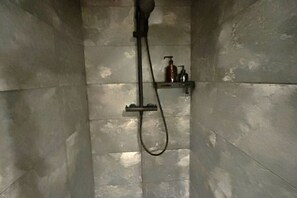 Douche, sèche-cheveux, serviettes fournies, savon