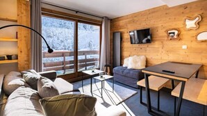 Living area - Lake MAP 112 (Les Allues)