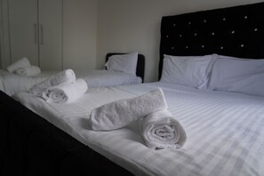 4 habitaciones, tabla de planchar con plancha, internet y ropa de cama 