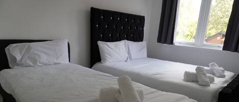 4 slaapkamers, een strijkplank/strijkijzer, internet, beddengoed