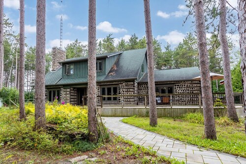The Pines Woodland Retreat with Pool and Outdoor Pavilion