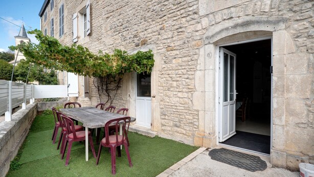 Outdoor dining - Country House “Gîte De Scène” with Private Terrace (Chamesson)