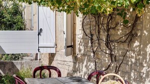 Outdoor dining - Country House “Gîte De Scène” with Private Terrace (Chamesson)