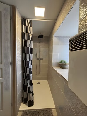 Dusche, kostenlose Toilettenartikel, Haartrockner