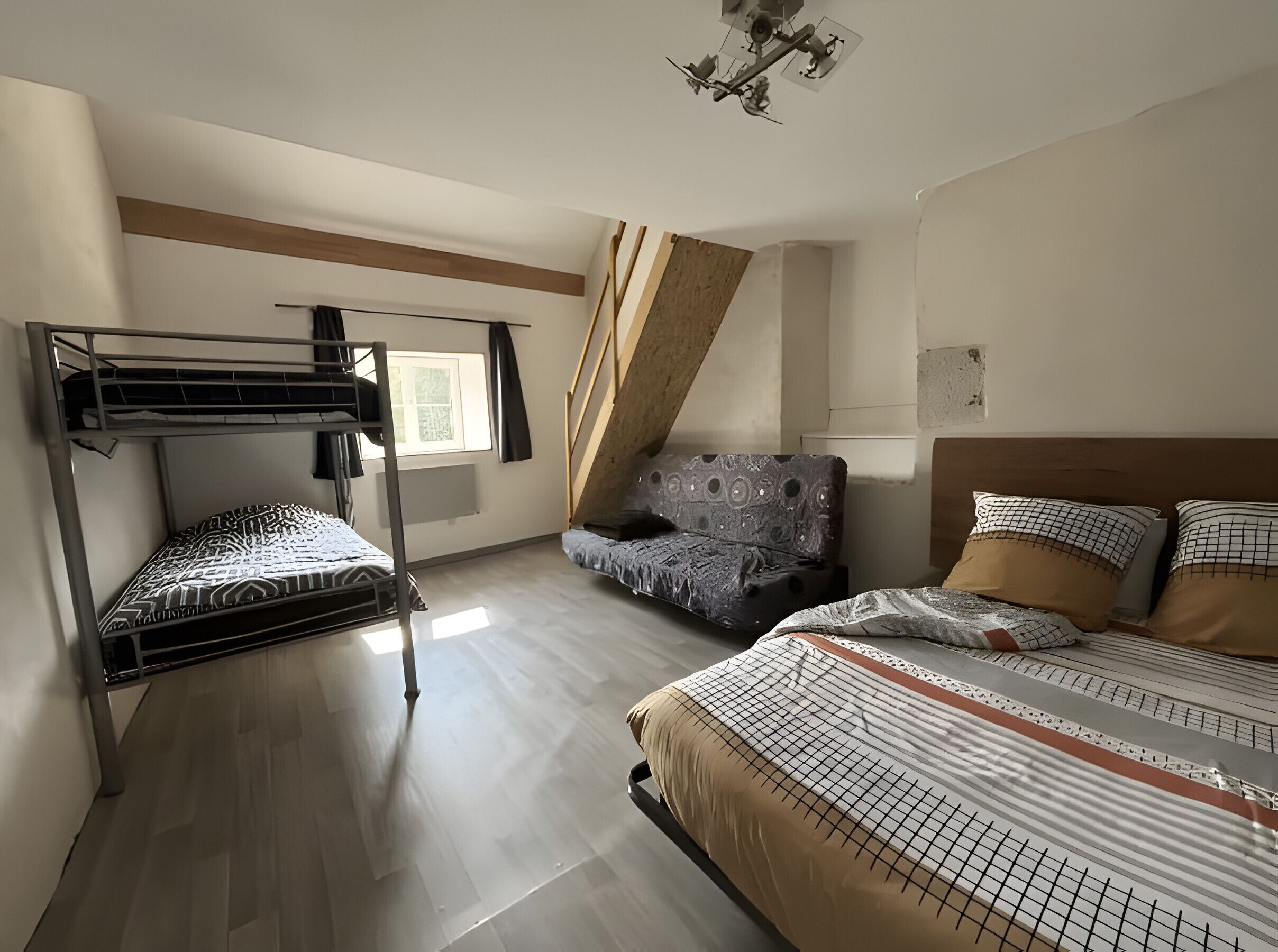 4 habitaciones, tabla de planchar con plancha y ropa de cama 